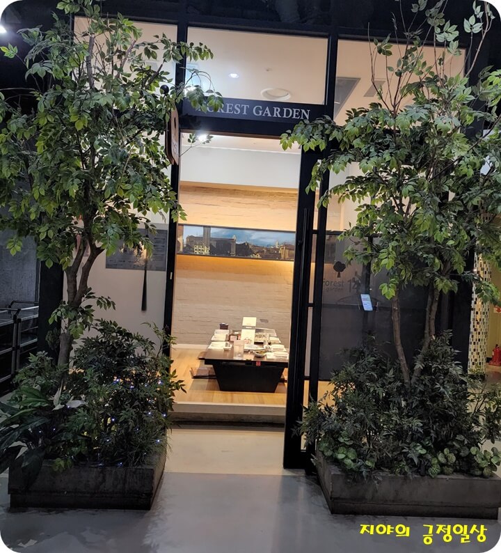 룸 앞의 양쪽 큰 나무와 룸의 셋팅 된 음식