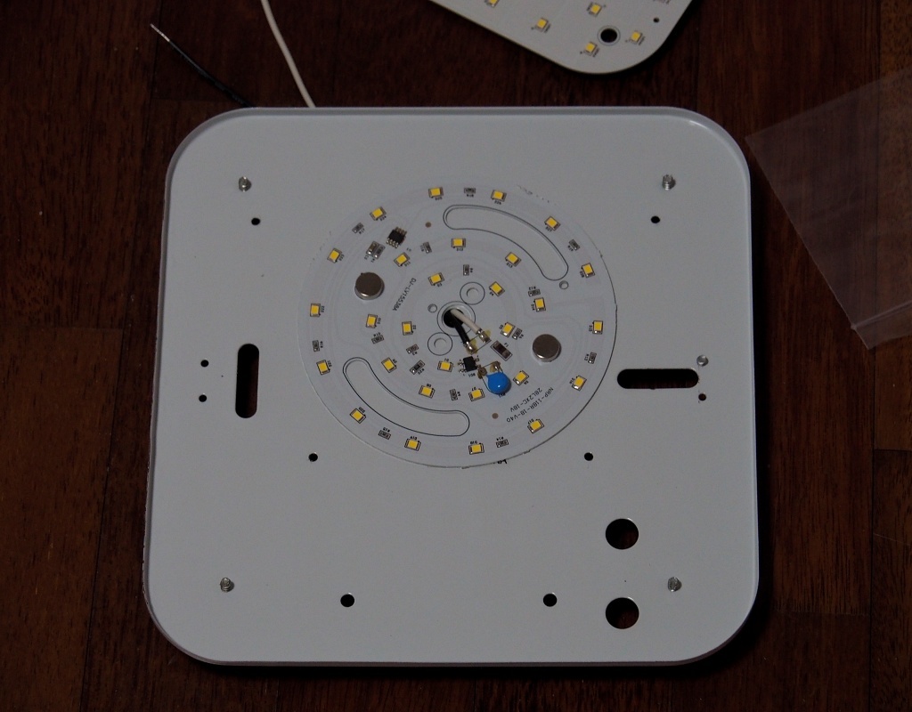 새로주문한 LED기판이 훨씬 작다