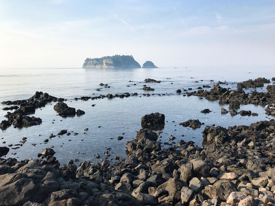 서귀포 범섬의 고요한 아침 바다 무료 이미지