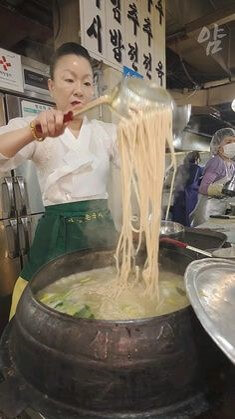 가마솥에-국수를-대량으로-끌이고-있는-국수-맛집-사장님