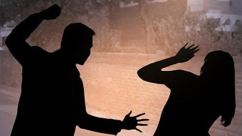 어둠속에비친-연인중-남성이-손을들어-여성을-때리려하는-데이트-폭력-장면