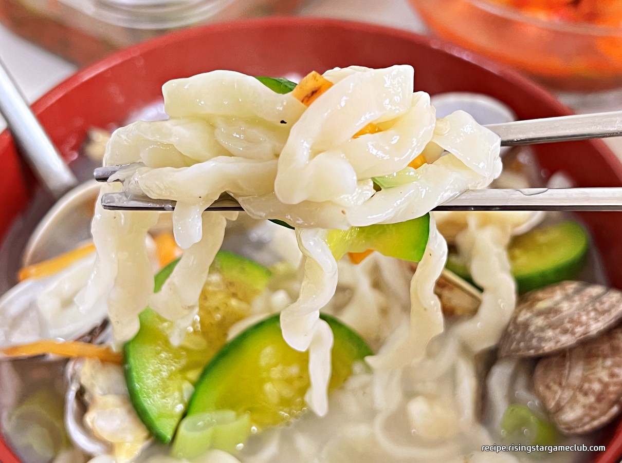 바지락 칼국수 면발 사진