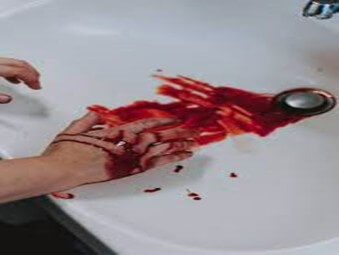세면대에-빨간-피를-토하고-놀라는-모습