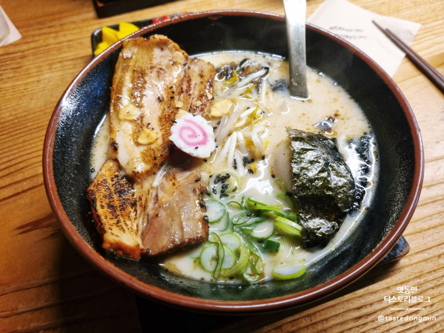 돈코츠라멘이 그릇에 담겨있다.