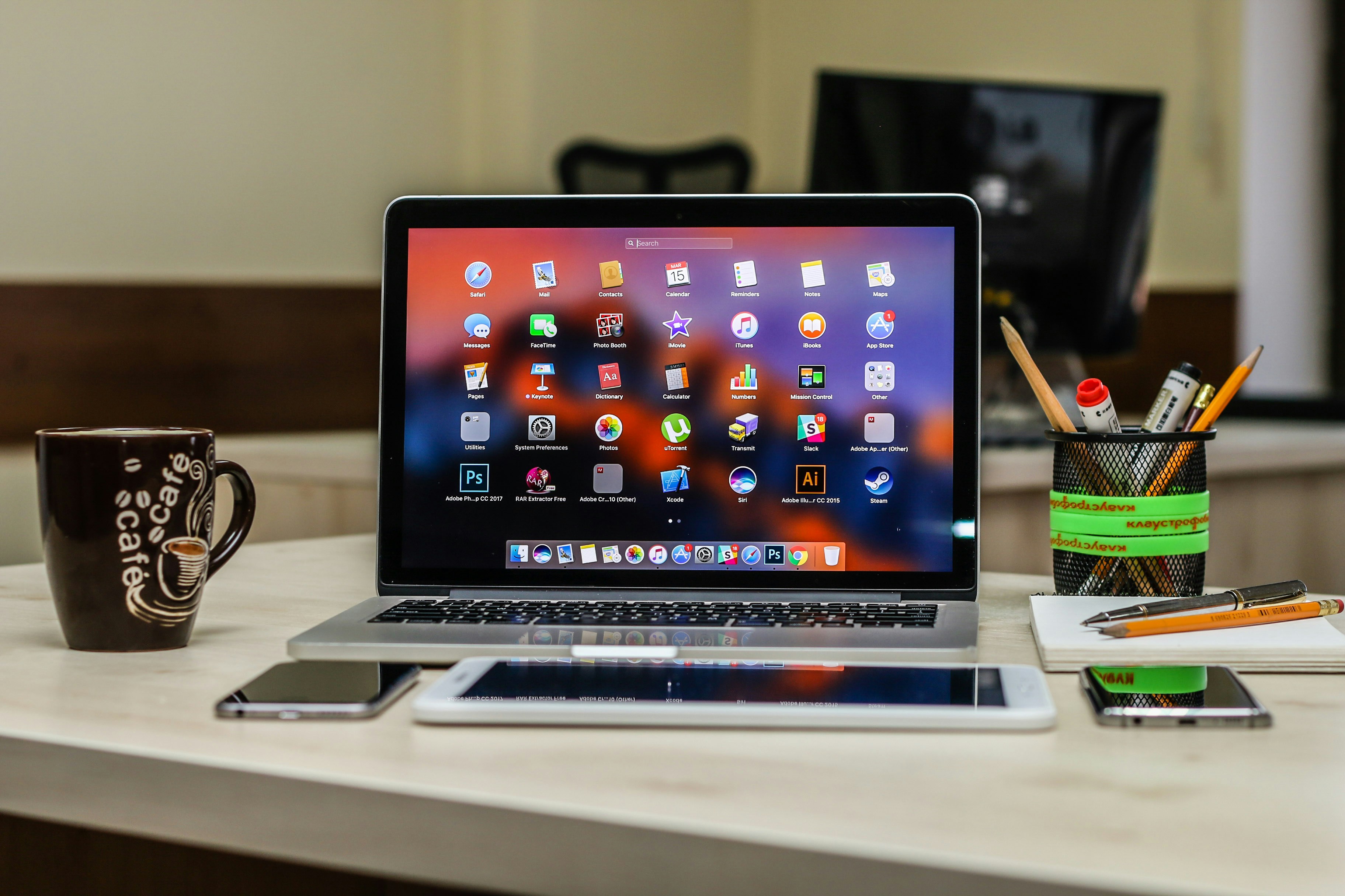 책상 위에 놓인 최신형 맥북 프로