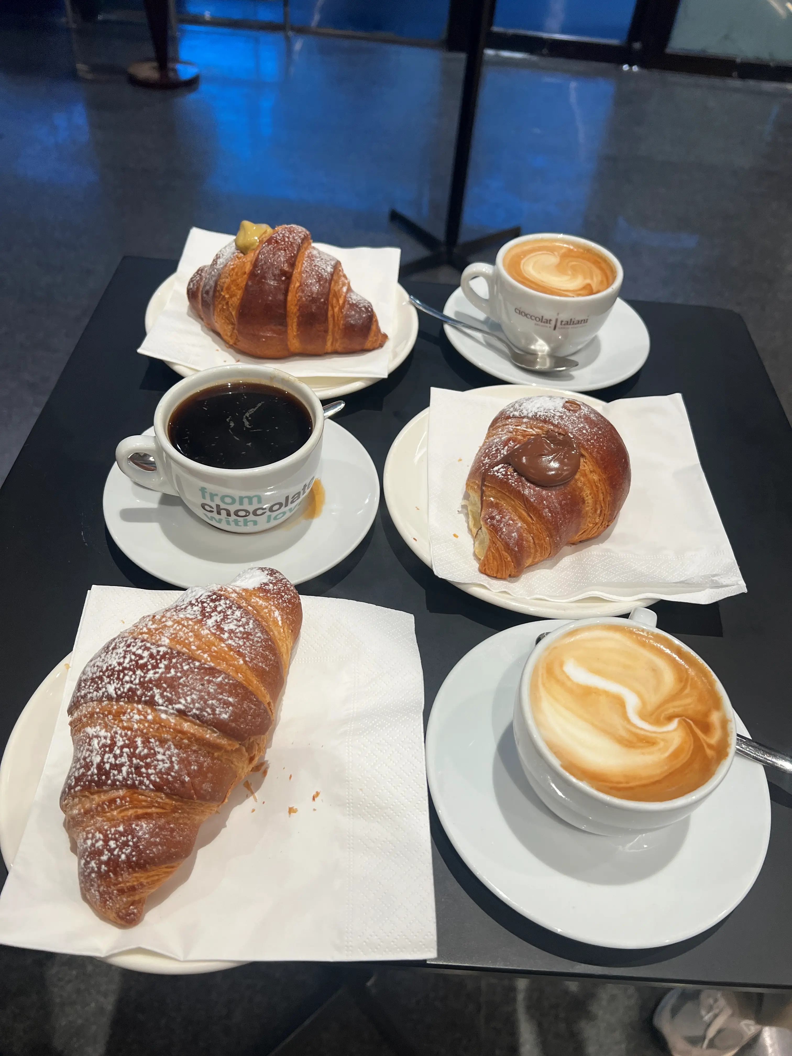 커피-세잔-빵-세개