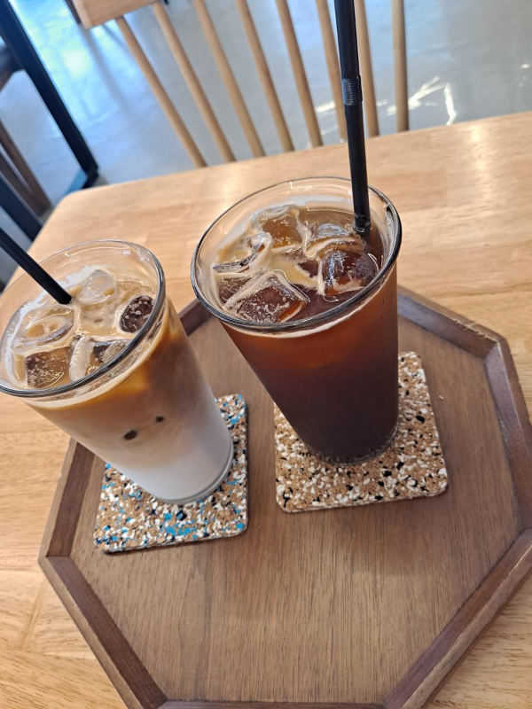 테이블 위 커피음료