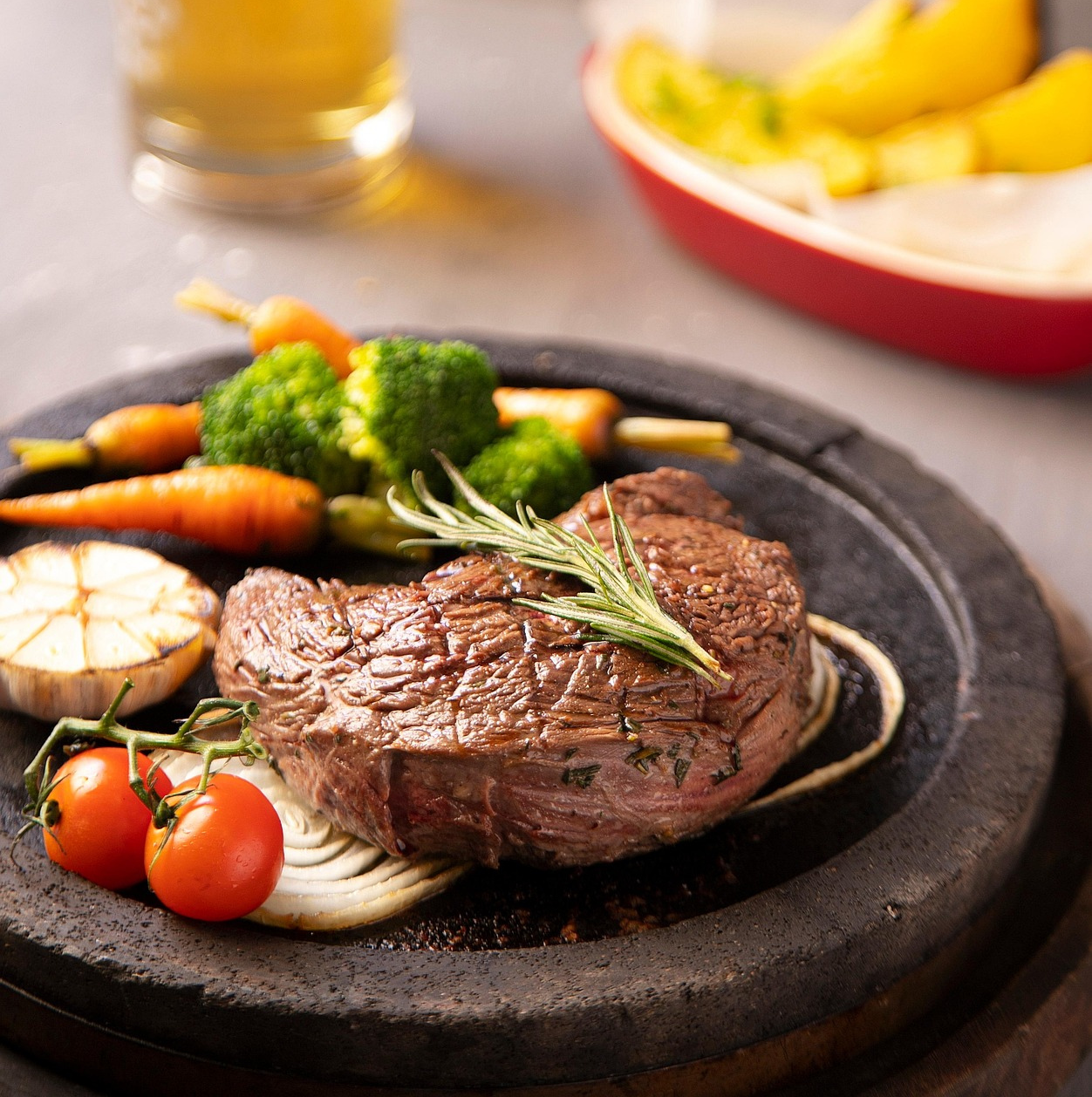 스테이크와 야채,음료