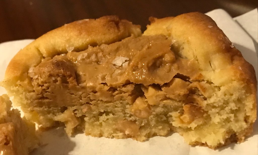 솔티드 피넛버터 쿠키를 반으로 자른 단면 사진입니다.