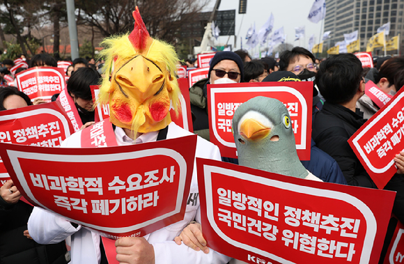 경제정의실천시민연합(경실련)이 '여당의 총선 패배는 의대 증원에 대한 국민의 심판'이라는 의료계의 해석에 대해 "적반하장이자 후안무치한 발상"이라고 비판했다. 사진은 지난달 3일 오후 서울 영등포구 여의대로에서 열린 의대정원 증원 및 필수의료패키지 저지를 위한 전국 의사 총궐기대회에서 참석자들이 피켓을 들고 구호를 외치고 있다. [사진=뉴시스]