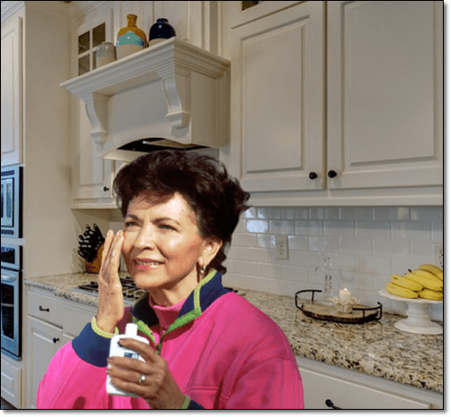 피부크림 바르는 여자