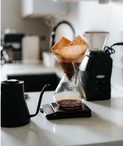 드립 커피가 추출되며 향을 내는 장면