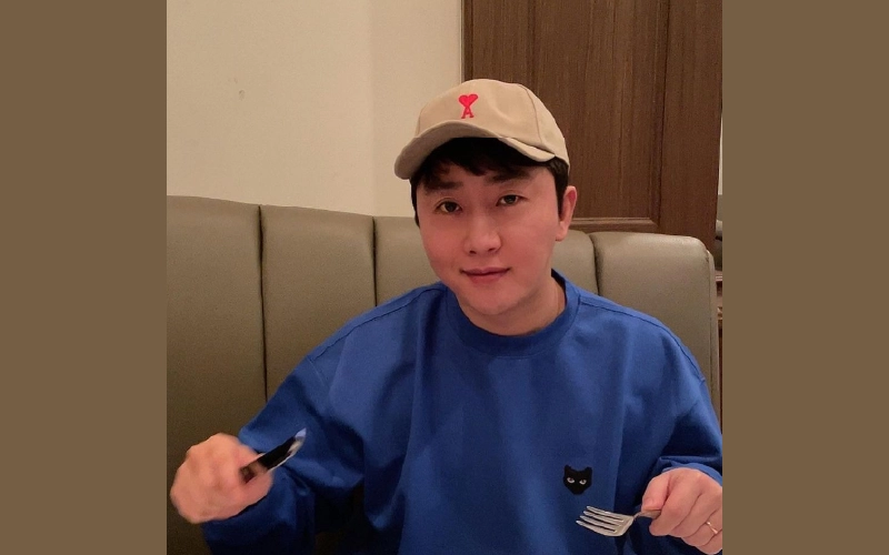 홍진호가-나이프와-포크를-들고-있다