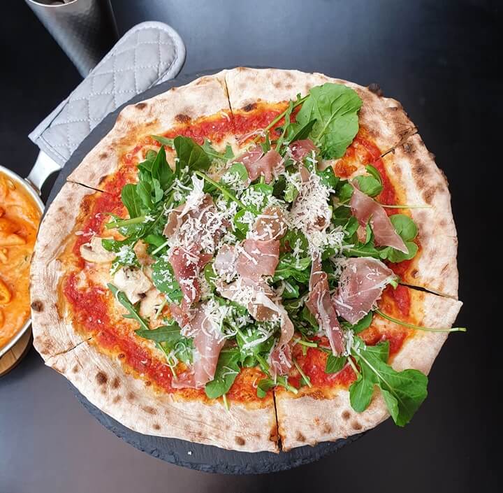 이올로화덕피자-프로슈토-루꼴라가-피자-위에-올려져있는-프로슈토루꼴라피자-정면샷
