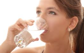 수분 섭취와 노화 방지 피부 건강을 지키는 최적의 방법