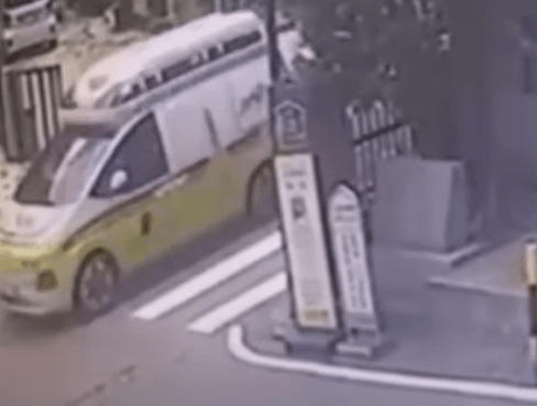 구급차가 출동하는 장면