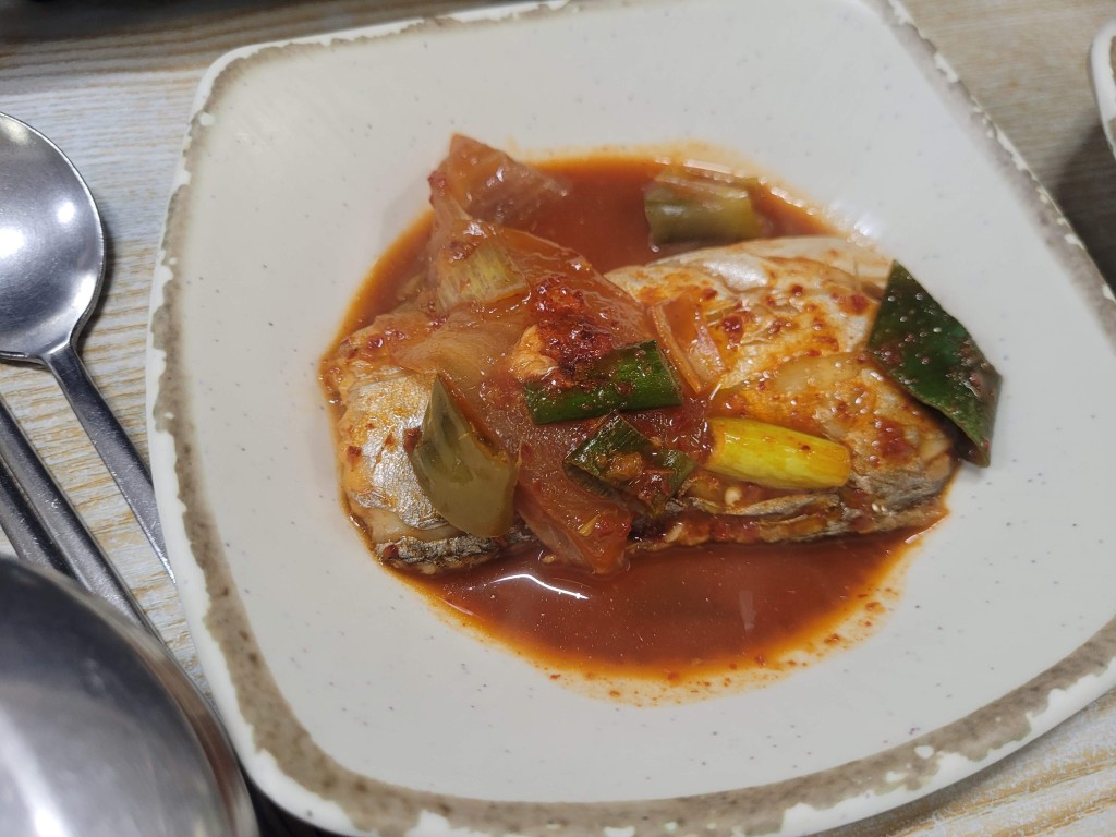 제주마음 갈치조림 갈치 한 조각 접사