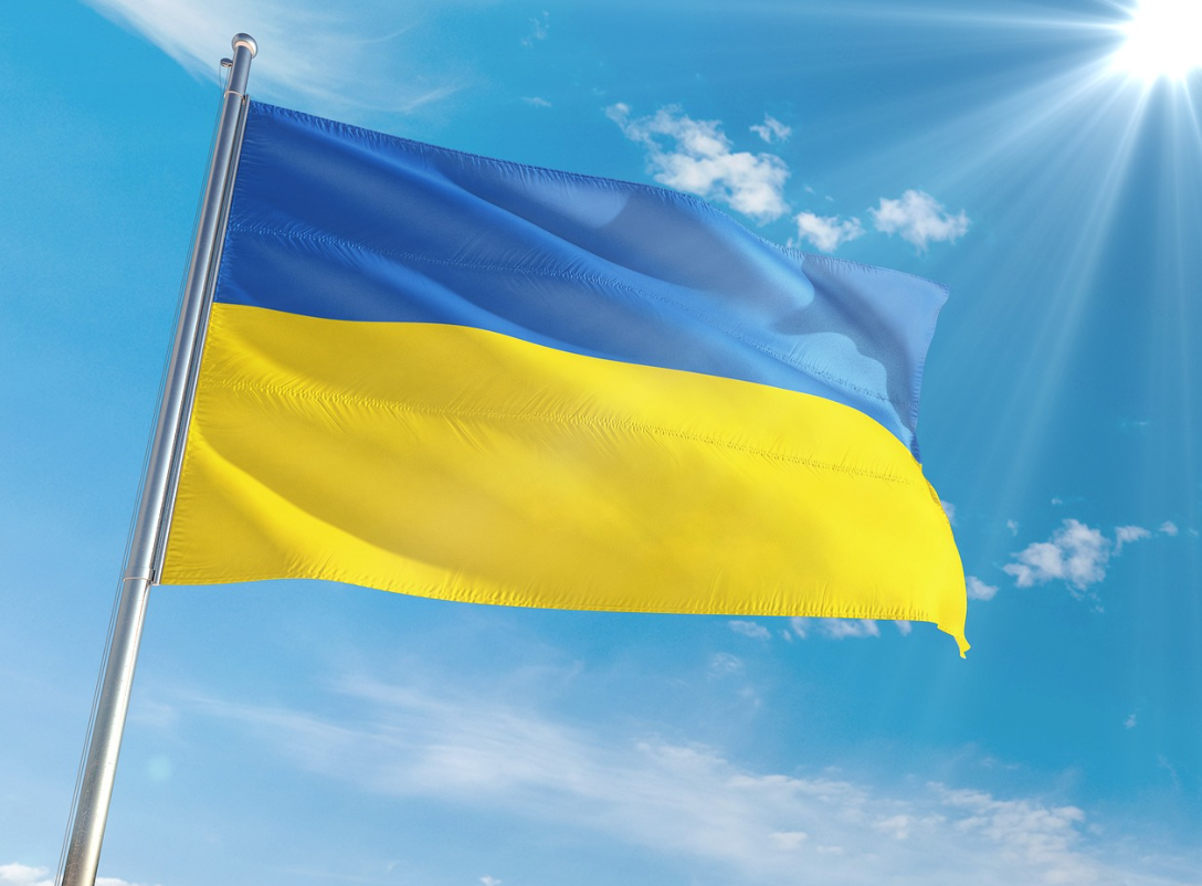 화창한 하늘과 흩날리는 우크라이나 국기