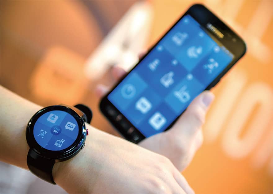 스마트폰 화면 위로 빨간색 알림 아이콘들이 쏟아지는 모습을 단순하게 표현한 픽셀 아트.