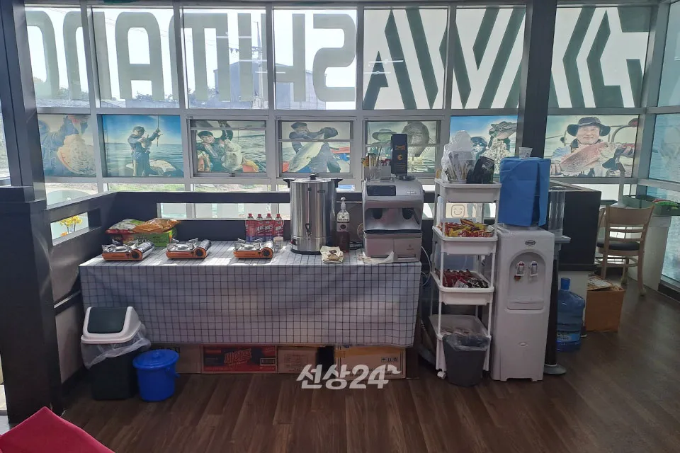 엠퍼러호 출조점 피싱핀 2층 무료 라면 먹는곳