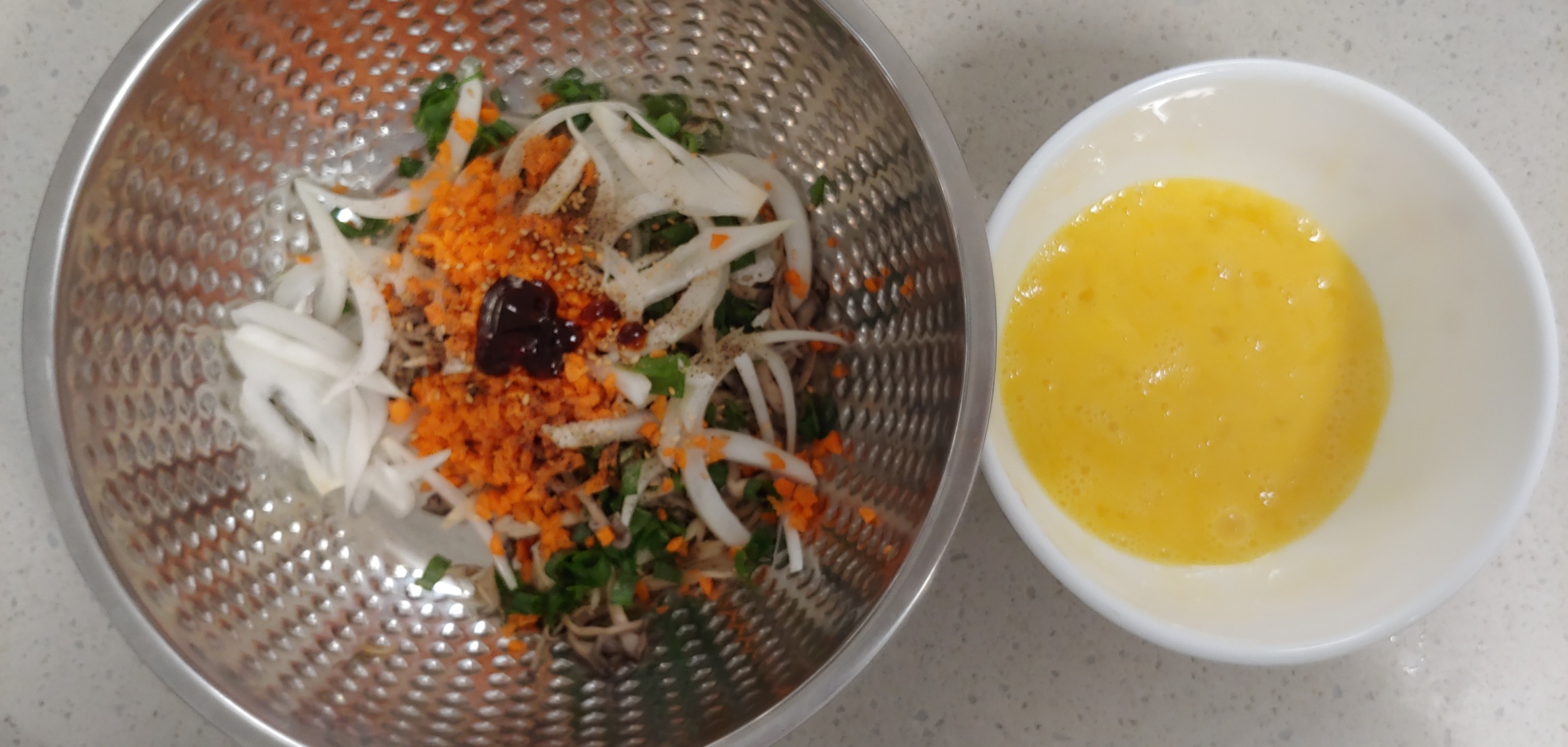 저는 아이가 먹을거라 느타리 반팩으로 만들었습니다. 이 경우&#44; 계란은 2개입니다.