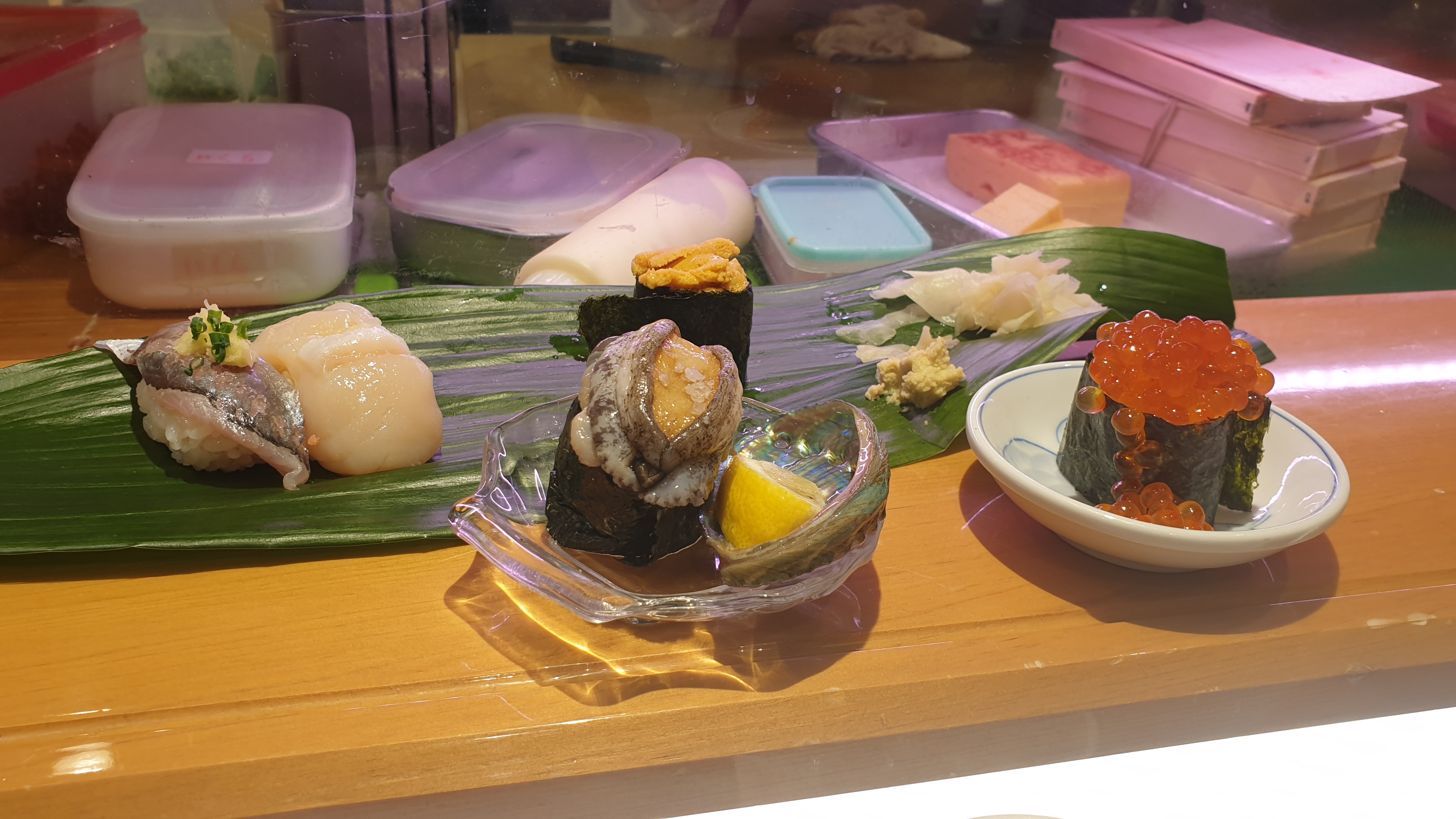 전복초밥과 성게알초밥의 모습