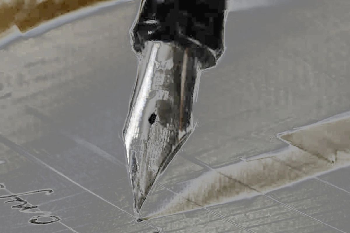 블로그 글 작성시 html로 최적화 펜으로 글을 쓰고 있는 모습