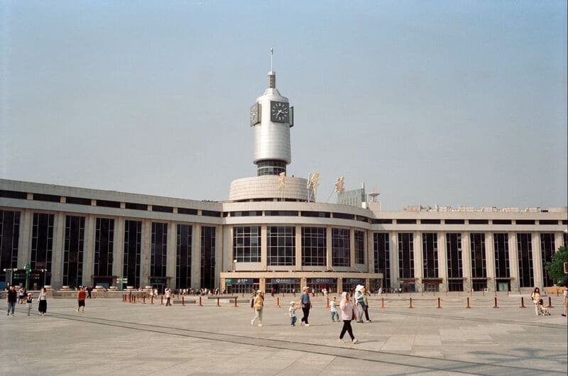 텐진 기차역 앞 시계탑과 넓은 광장, 도심의 랜드마크 공간