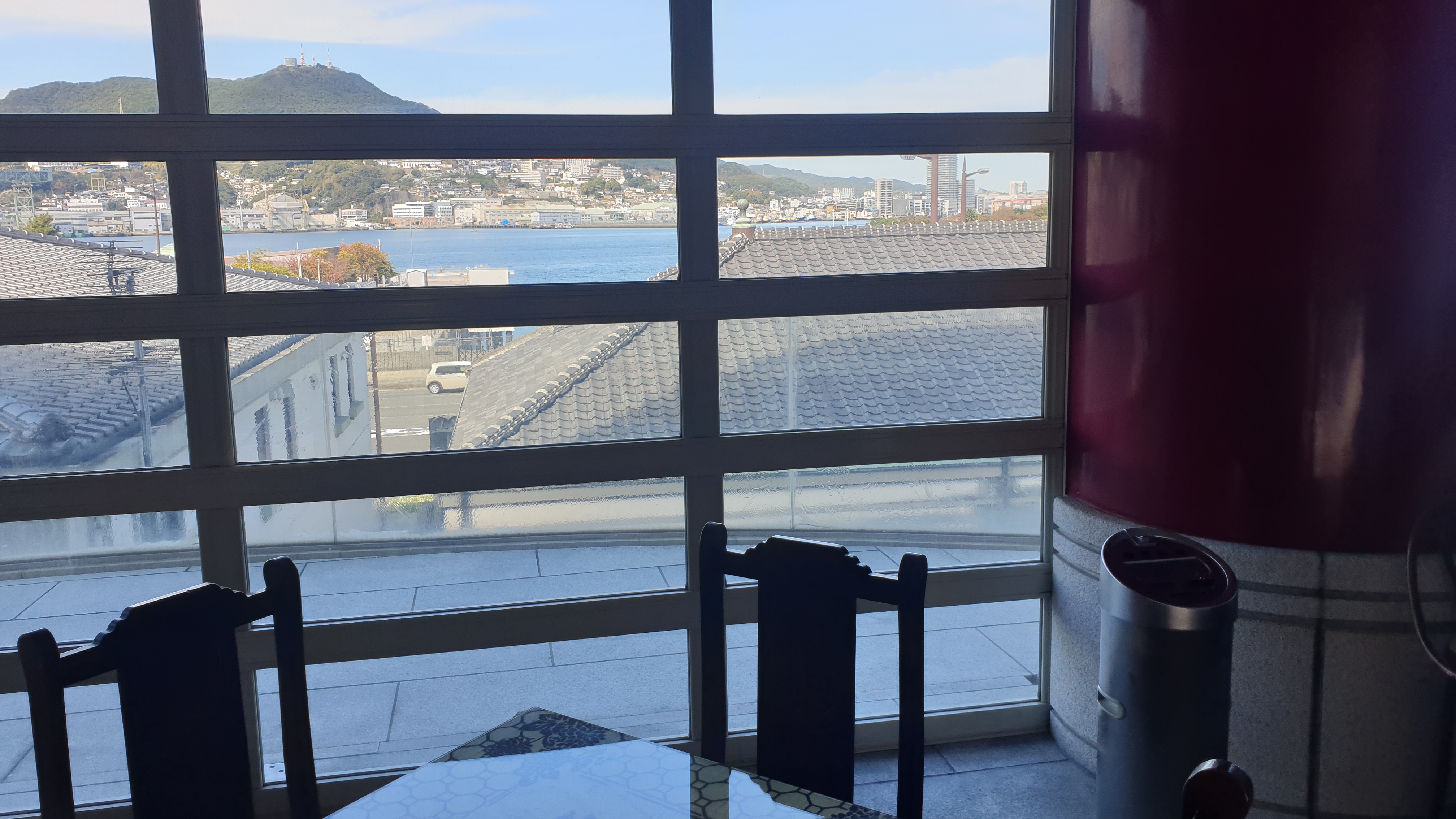 3층에서 바깥풍경을 보고 있는 모습