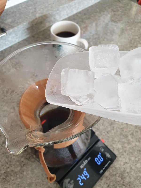 추출된 드리퍼에 얼음을 넣는 모습