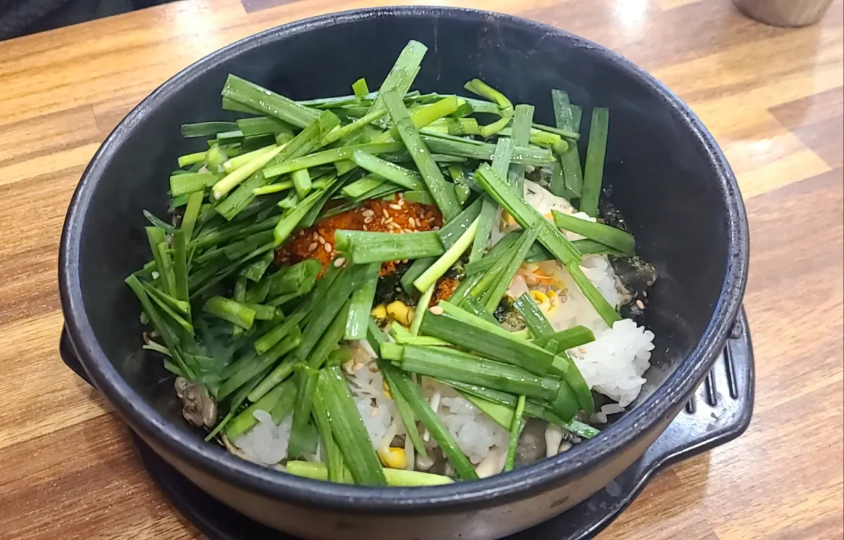 식탁위-뚝배기안에-버섯굴돌솥비빔밥