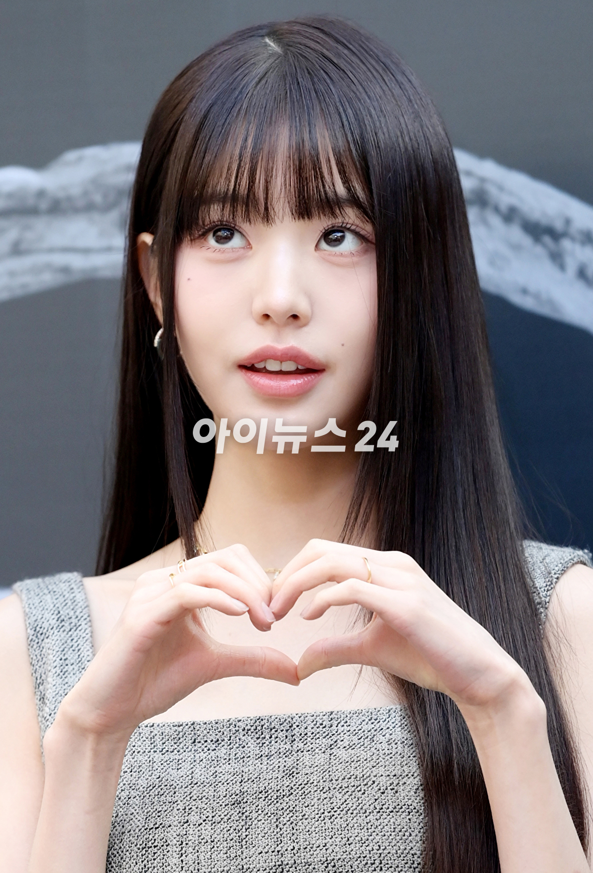 아이브 장원영이 24일 오후 서울 성동구 성수동에서 열린 플래그십 스토어 &#39;이니스프리 디아일 성수&#39; 오픈 행사에 참석하고 있다. [사진=정소희 기자]