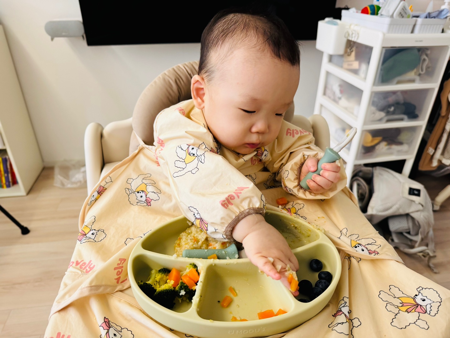 색색 채소와 블루베리에 집중하는 찬솔이의 점심 이유식 시간 