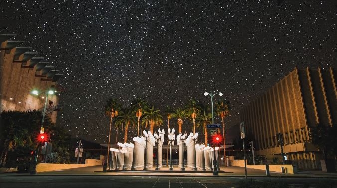 도시의 야경과 별이 함께 보이는 사진