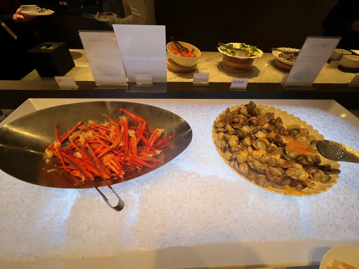 빕스-샐러드바-해산물-코너-홍게와-바지락