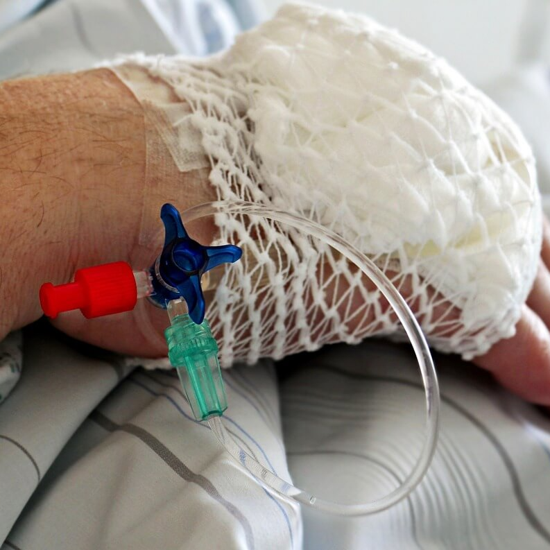 주사맞고 부은 손