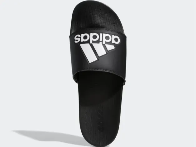 검은색-슬리퍼-발등에-흰색글씨-adidas-적혀있고-흰색의-삼선이-그려진