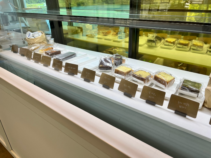 다양한 음료와 케이크 2