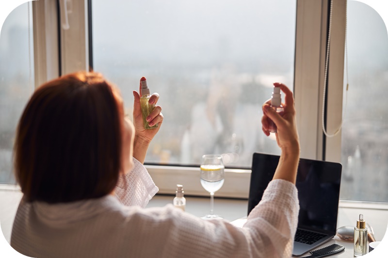 단발-여성-목욕후-양손-미스트-얼굴-분사중