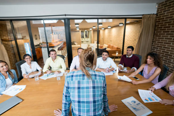 회의 중인 아파트 입주자대표회의 앞에서 보고 중인 주택관리사 모습