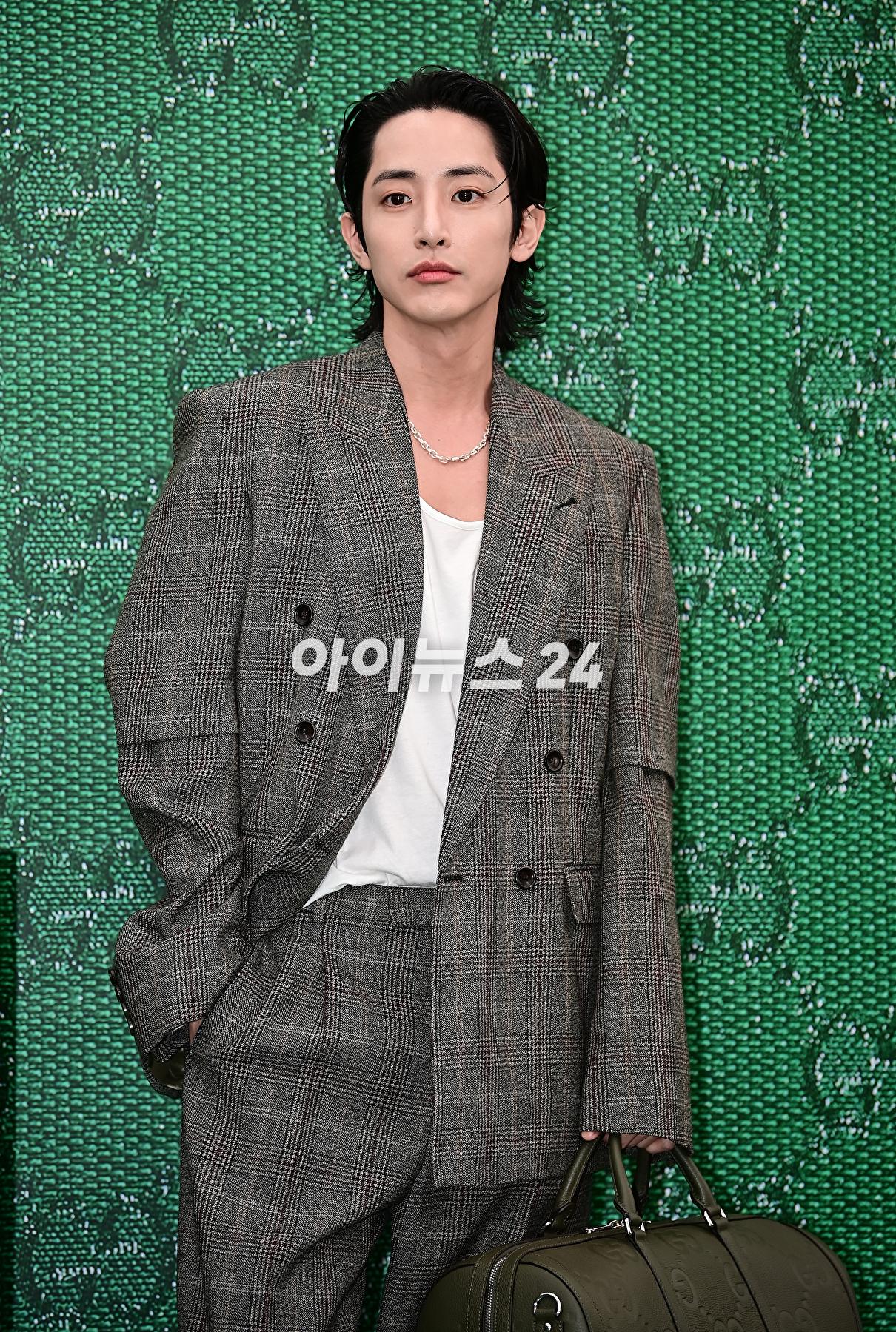 모델 이수혁이 6일 오후 서울 용산구 구찌가옥에서 열린 구찌(GUCCI) 신제품 출시 기념 행사에서 포토타임을 갖고 있다. [사진=곽영래 기자]