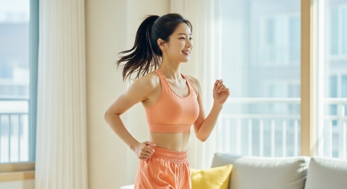 제자리 뛰기하는 여성 (웃는 모습)