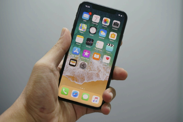 손에 든 스마트폰 홈 화면, 알림 최소화와 앱 정리 전 상태