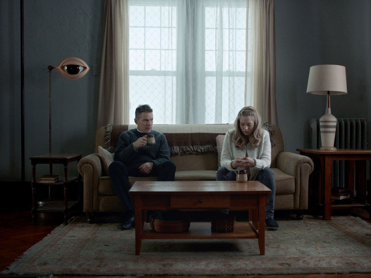 영화-퍼스트-리폼드-스틸컷-소파에-앉은-남자와-여자