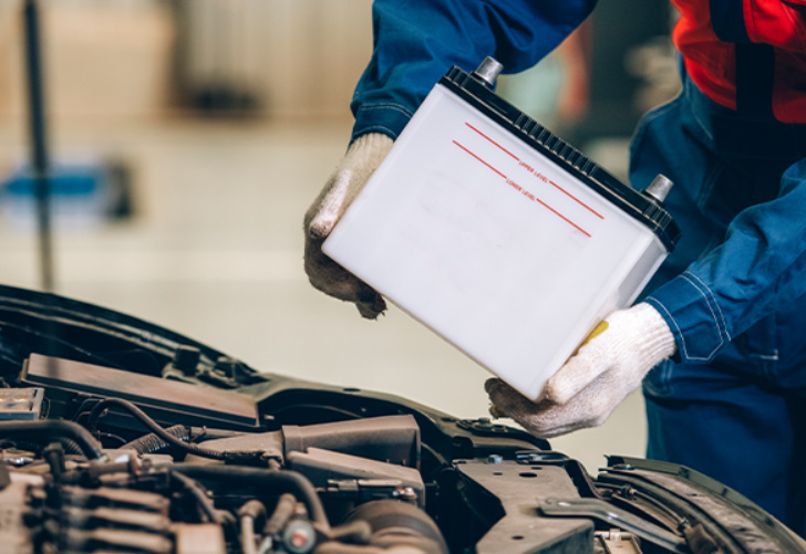 알트태그-자동차 배터리 교체 모습