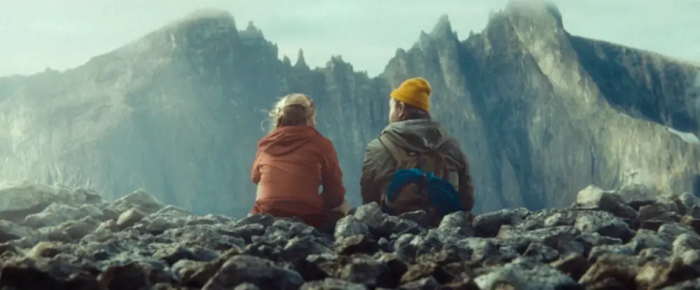 산 정상위에서 앉아있는 부녀