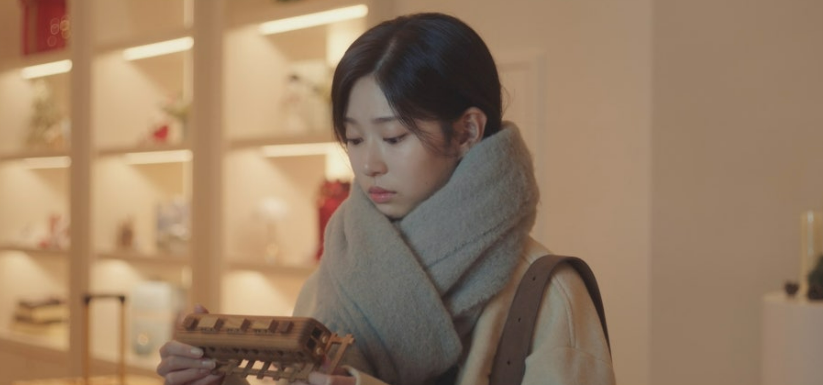 드라마 샤이닝 결말 및 태서 직업 전출 쟁점, 두꺼운 목도리를 두르고 나무 기차 모형을 아련하게 바라보는 모은아의 과거 회상과 트라우마