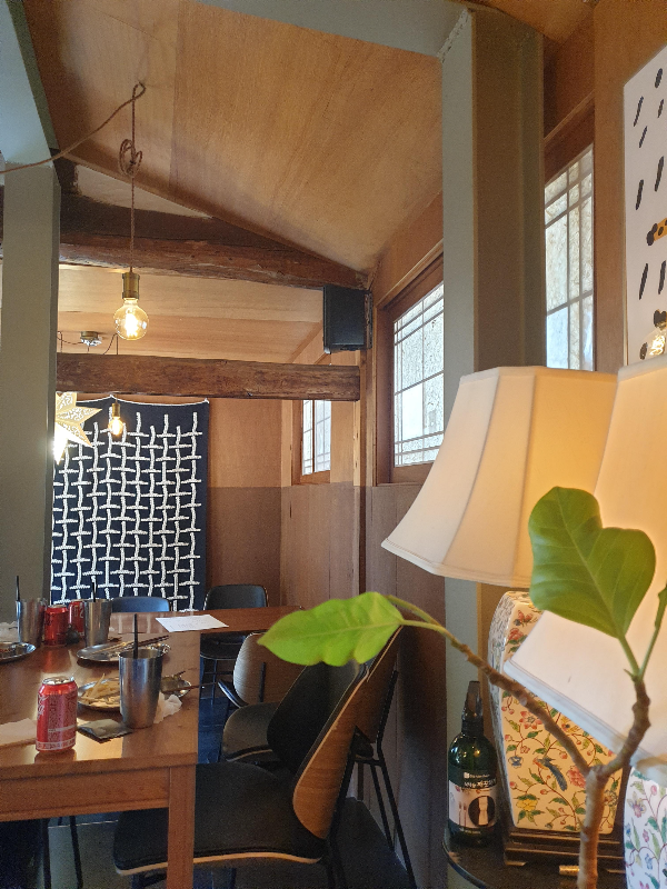 검은 바탕 흰 바둑 무늬가 있는 패브릭 덕분에 개성있는 공간으로 변했다.