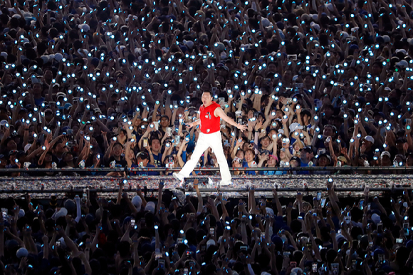 가수 싸이가 지난해 6월 30일 서울 잠실 올림픽주경기장에서 열린 '싸이 흠뻑쇼 SUMMER SWAG 2023'에서 멋진 무대를 선보이고 있다. [사진=뉴시스]