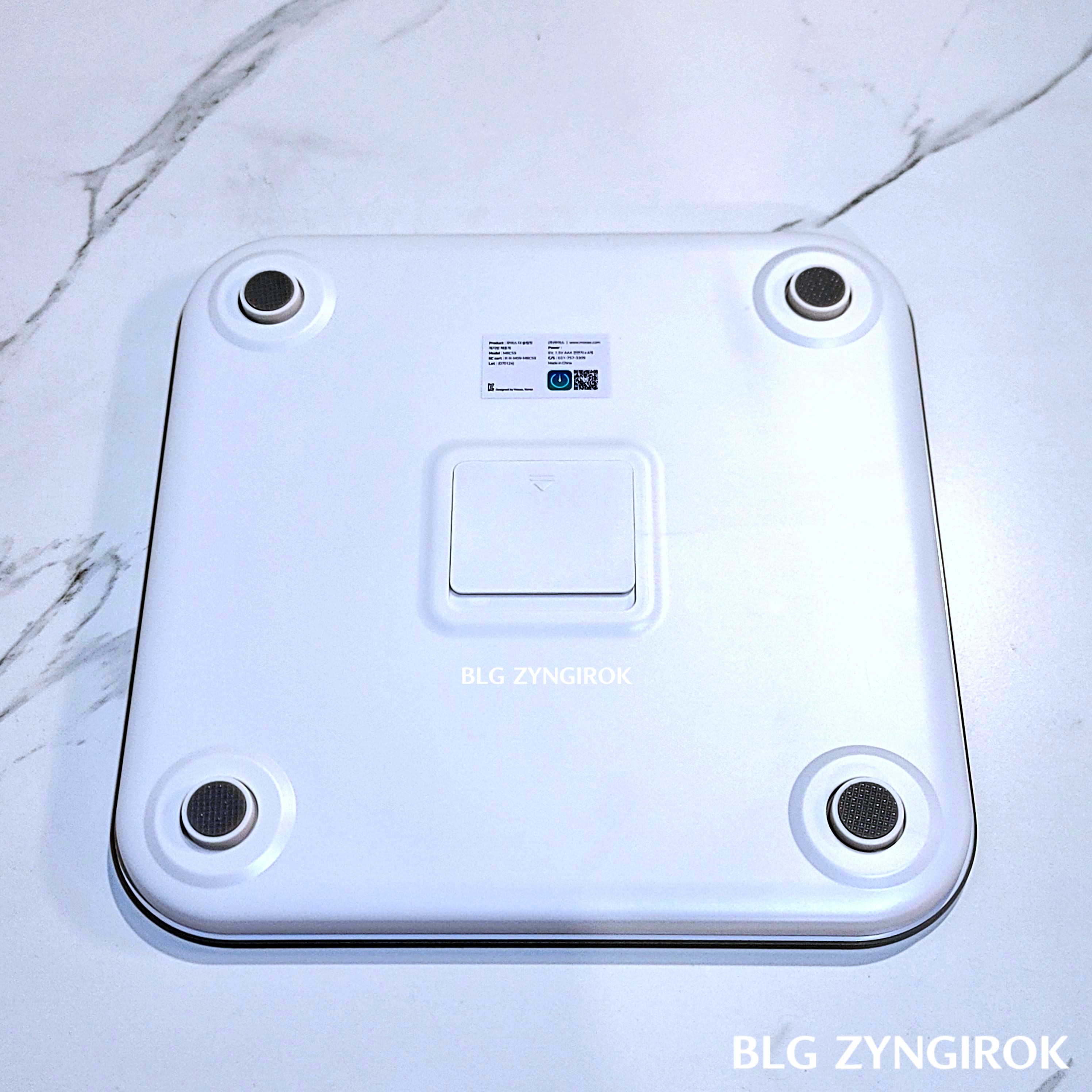 무아스 더 슬림핏 체지방 체중계 하부 모습이다.